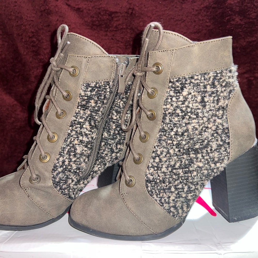 Stylish Women's Lace-Up Ankle Boots - Gray